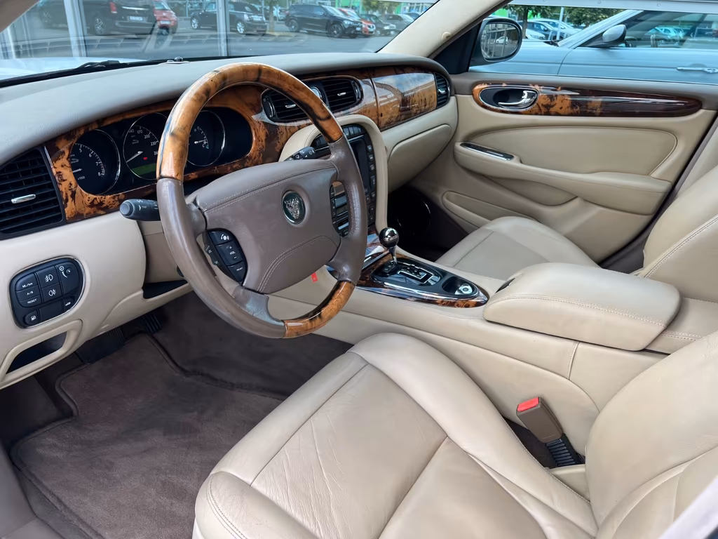 Jaguar XJ8