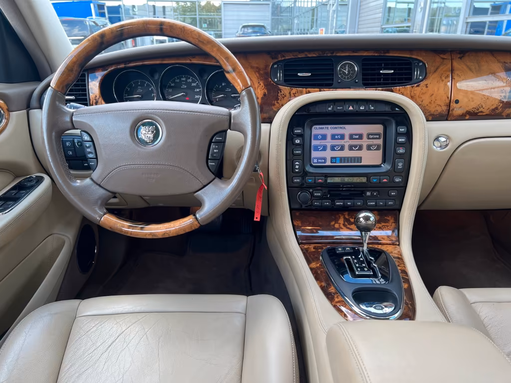 Jaguar XJ8