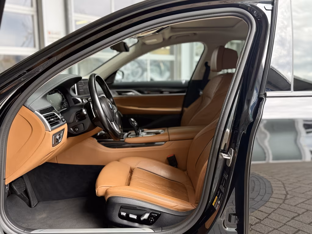 BMW 745