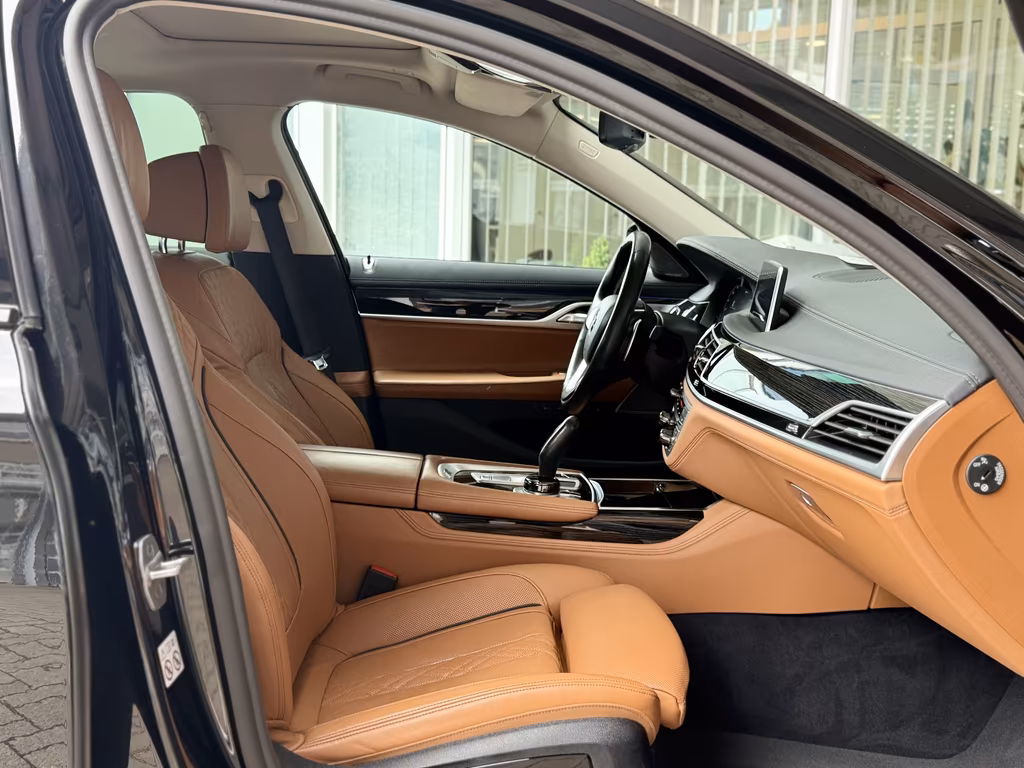 BMW 745