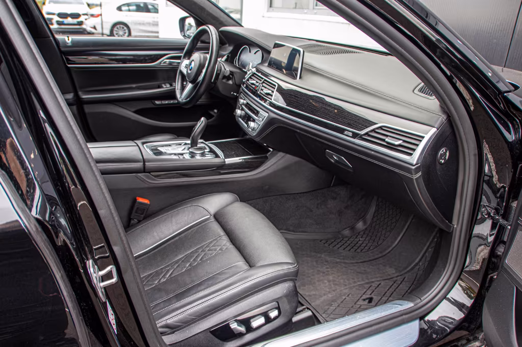 BMW M760