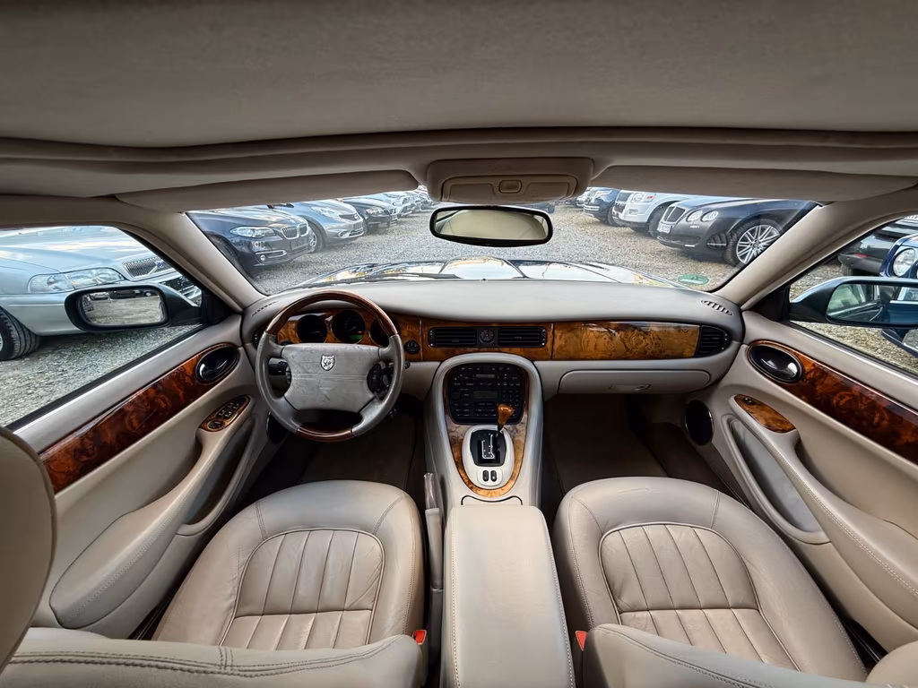 Jaguar XJ8