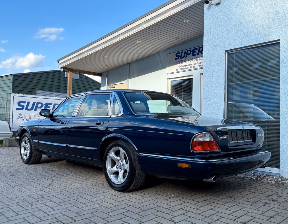 Jaguar XJ8