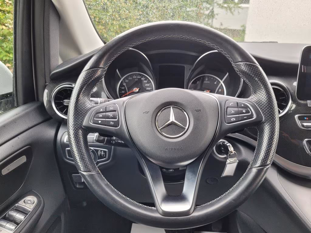 Mercedes-Benz V 220