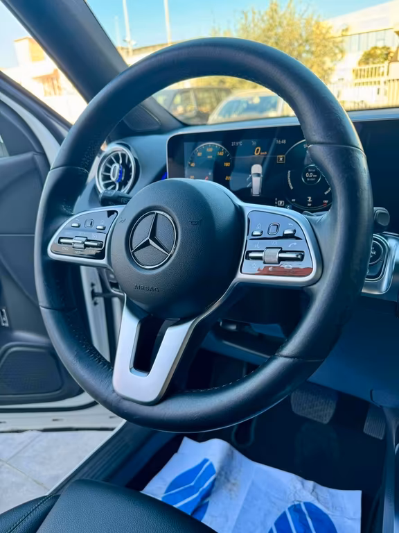 Mercedes-Benz GLB 180