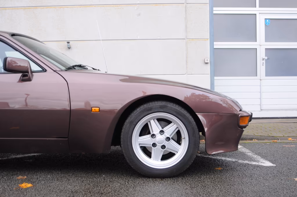 Porsche 944
