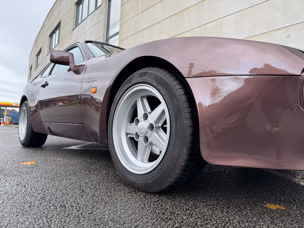 Porsche 944