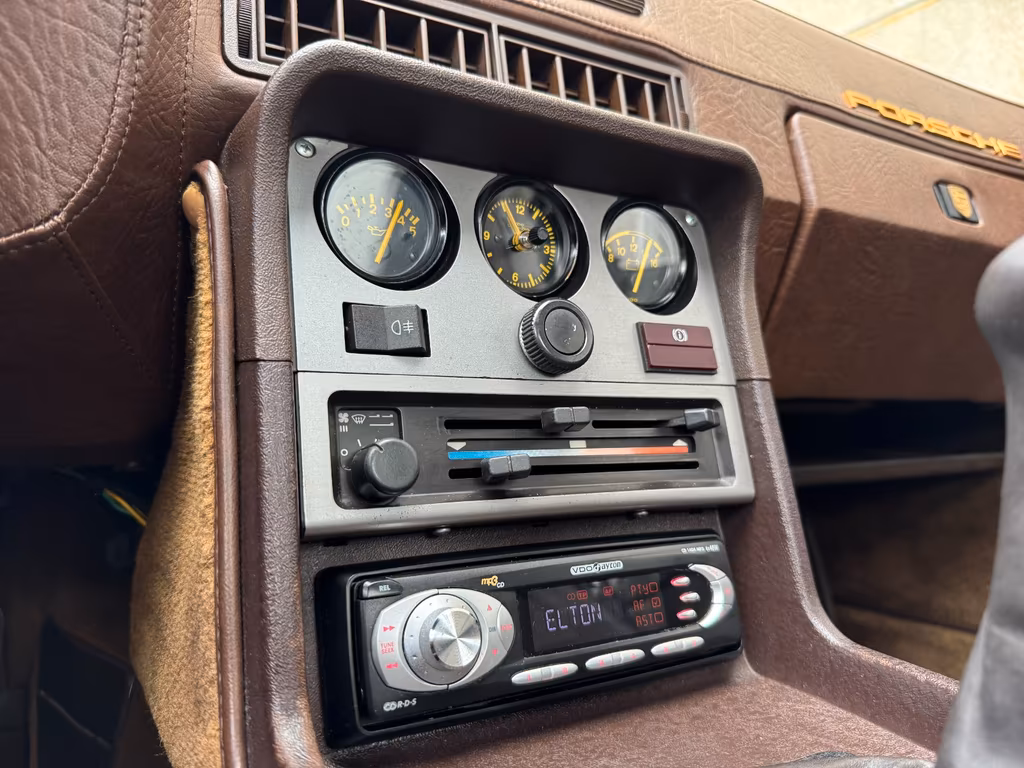 Porsche 944
