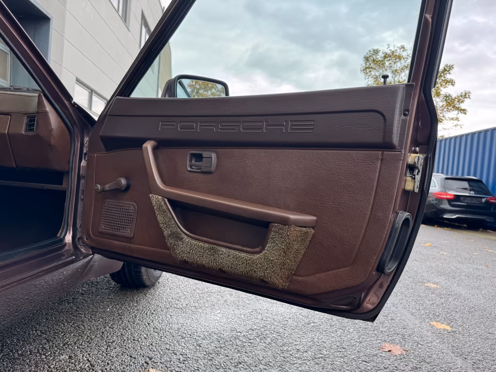 Porsche 944