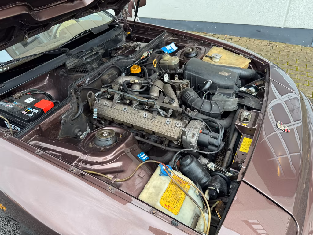 Porsche 944