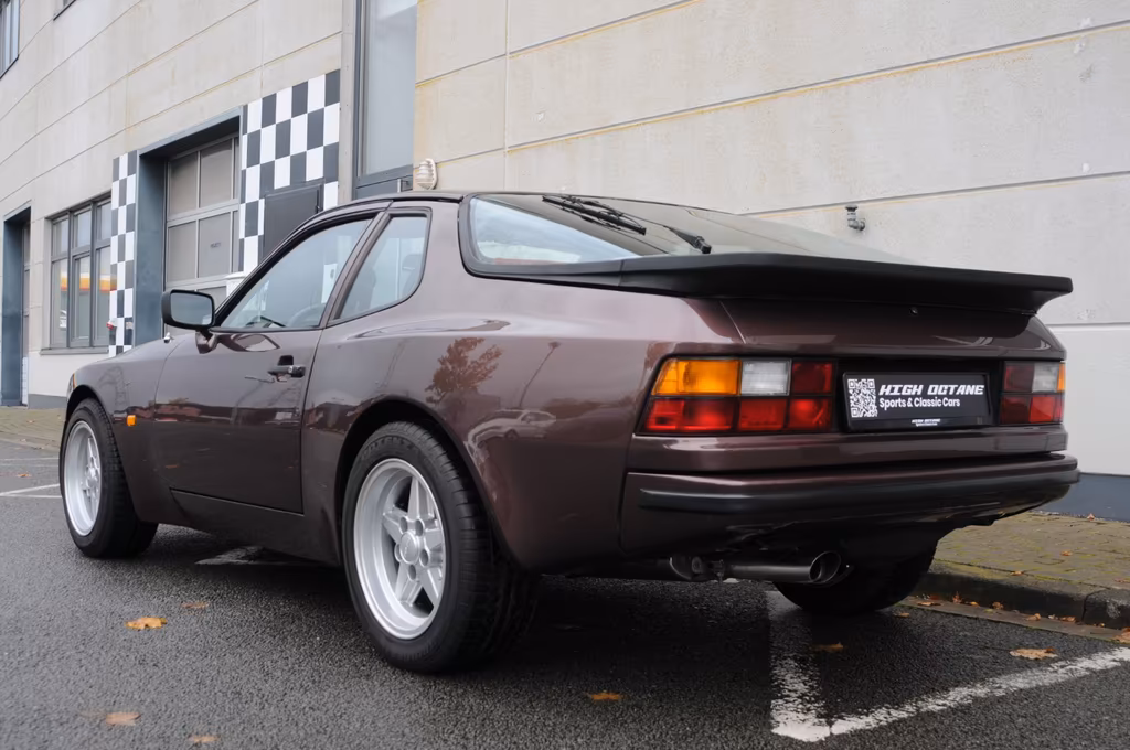 Porsche 944