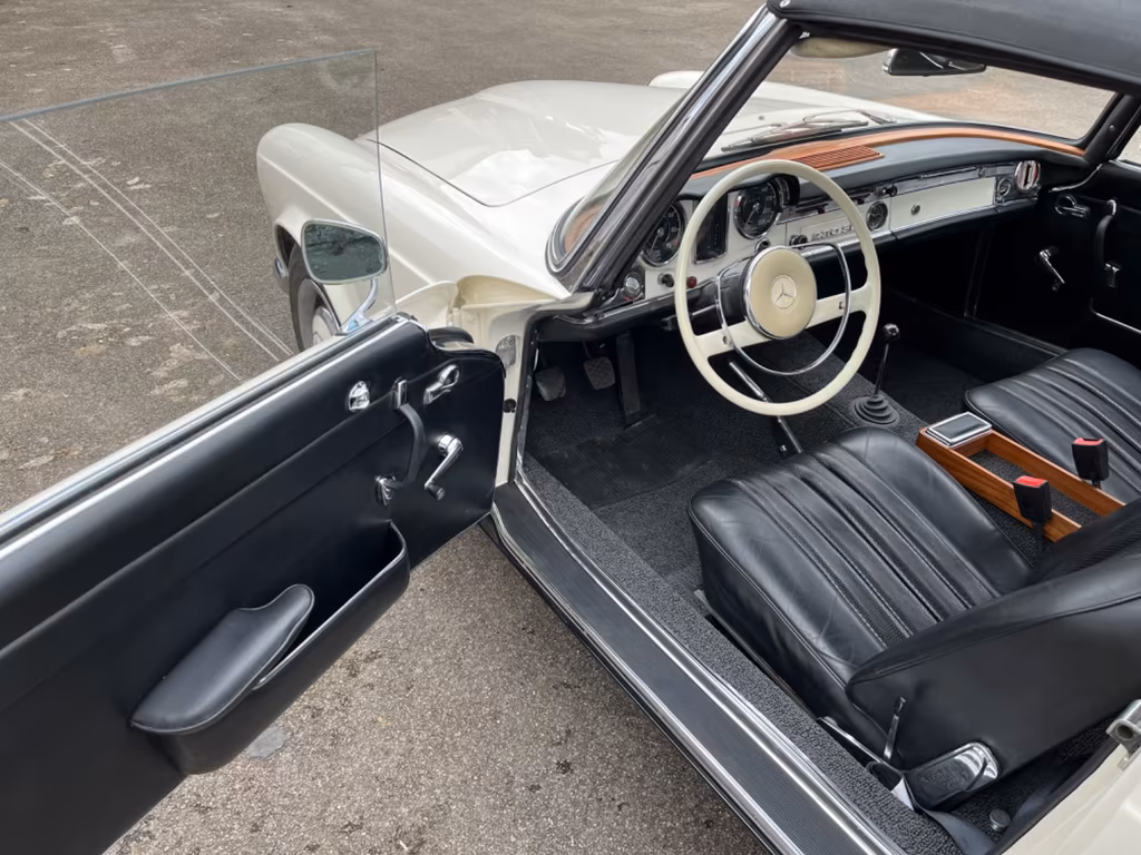 Mercedes-Benz 230