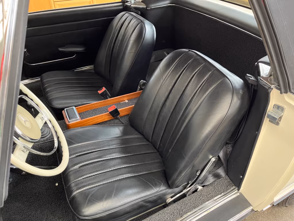 Mercedes-Benz 230