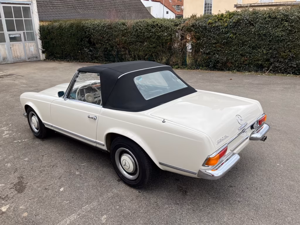 Mercedes-Benz 230