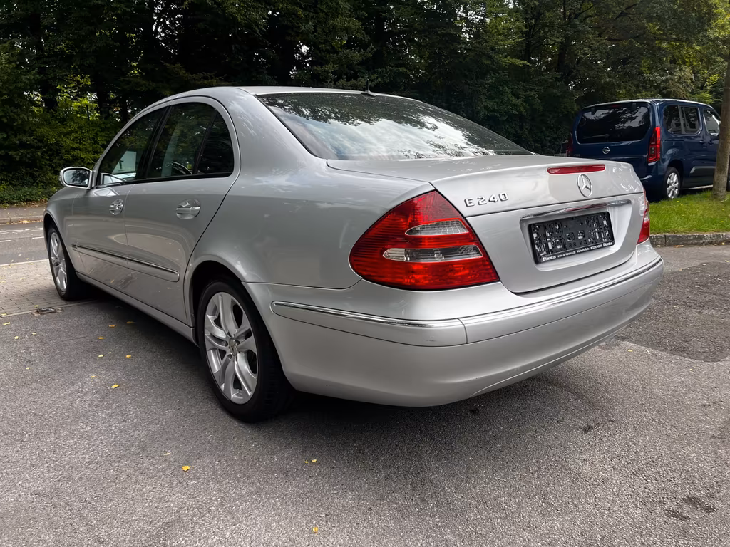Mercedes-Benz E 240