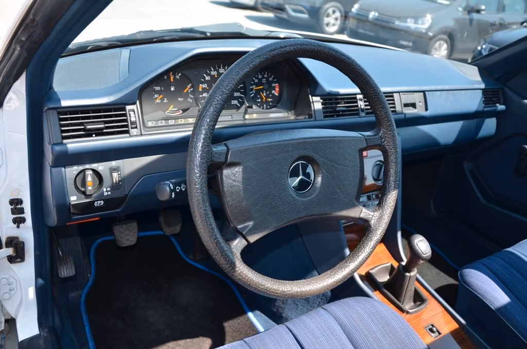 Mercedes-Benz E 230