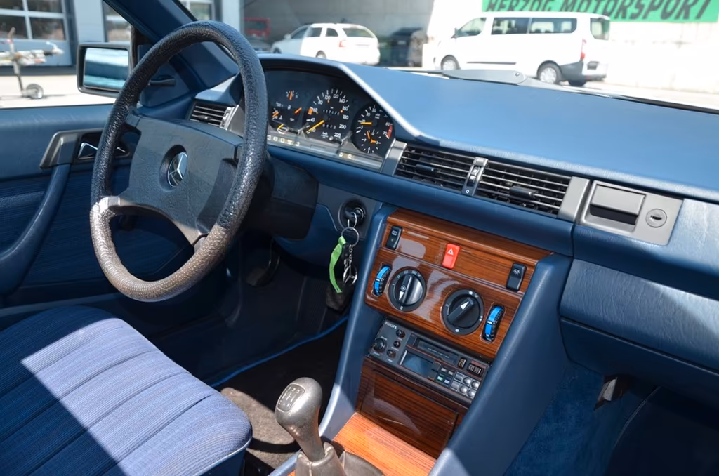 Mercedes-Benz E 230