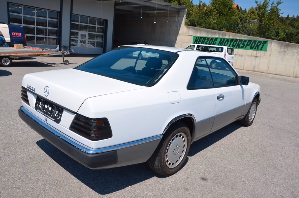 Mercedes-Benz E 230