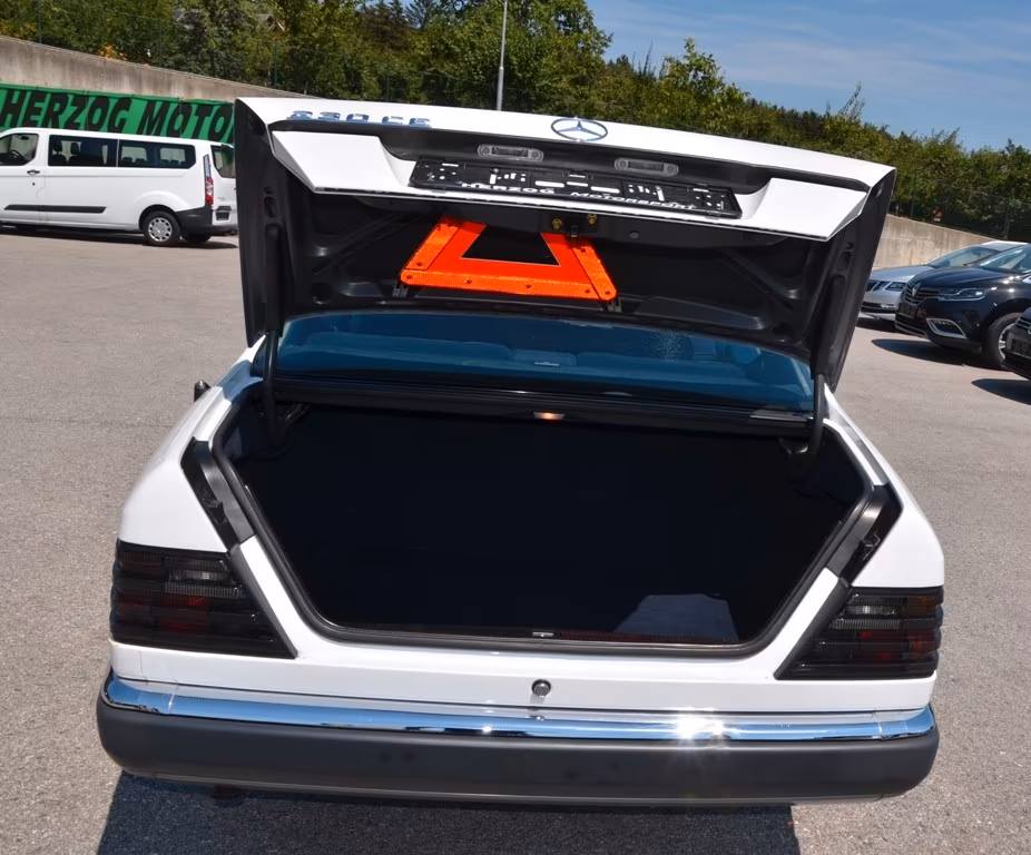Mercedes-Benz E 230