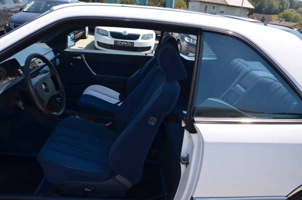 Mercedes-Benz E 230