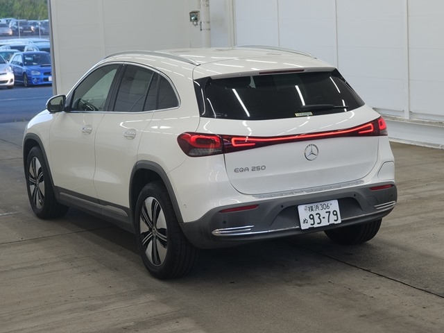 MERCEDES BENZ EQA