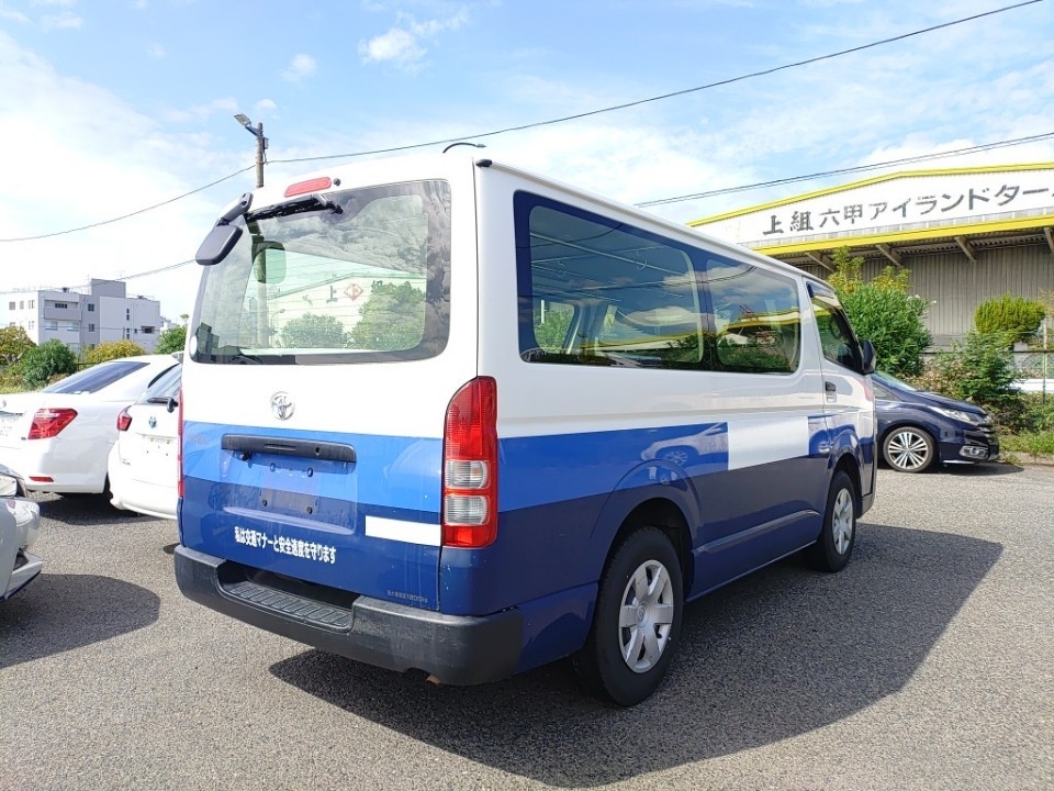TOYOTA HIACE