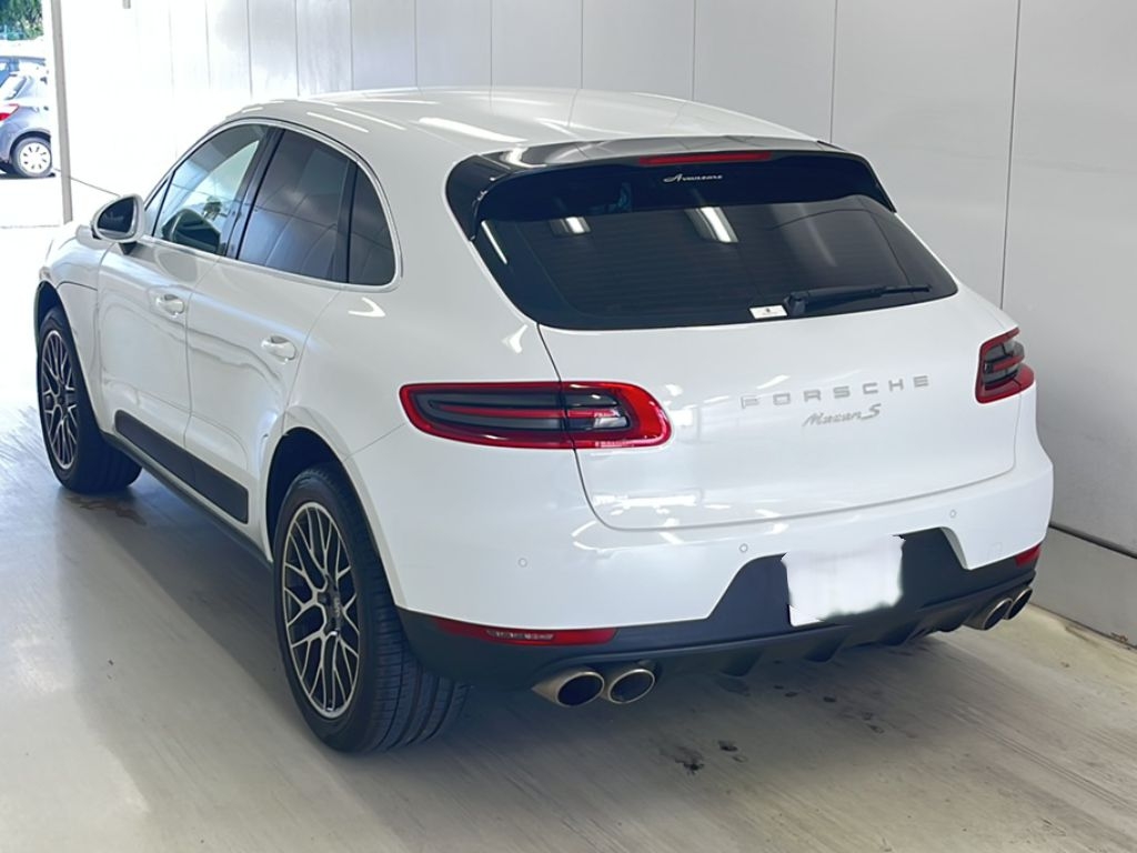 PORSCHE MACAN