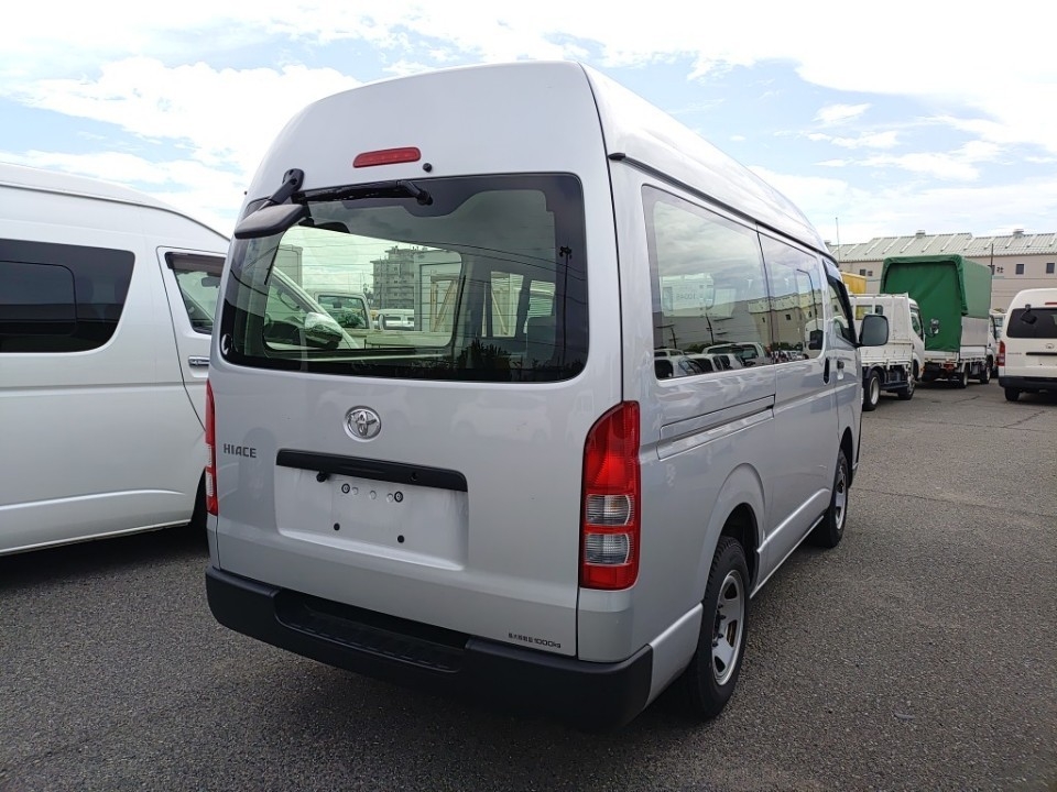 TOYOTA HIACE