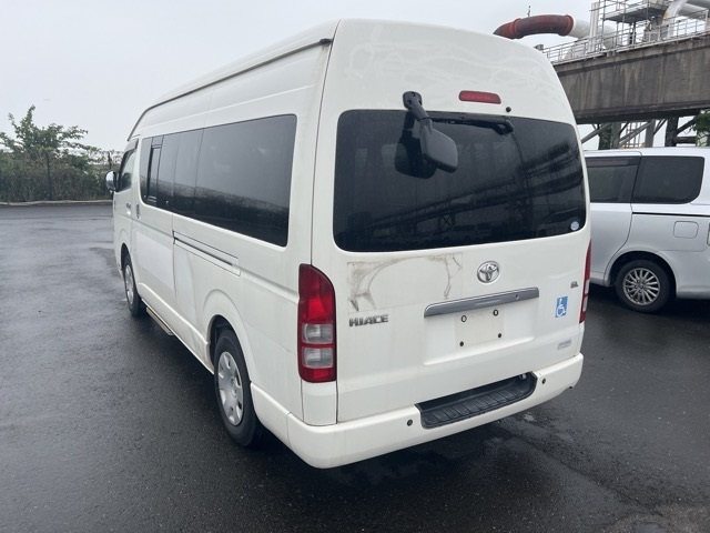 TOYOTA HIACE COMMUTER