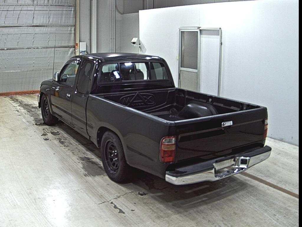 TOYOTA HILUX SPORTS PICK UP