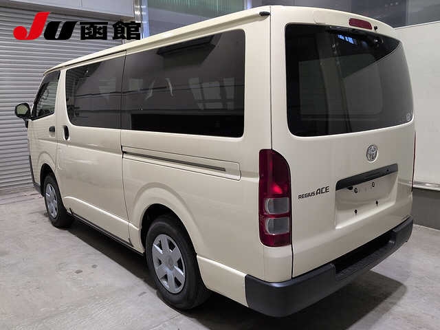 TOYOTA REGIUS VAN
