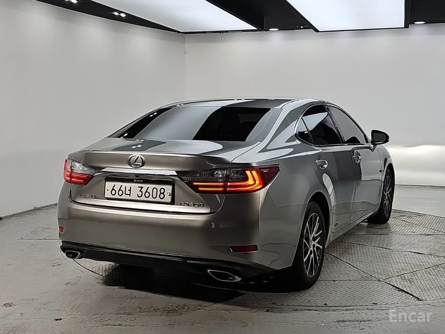 Lexus ES
