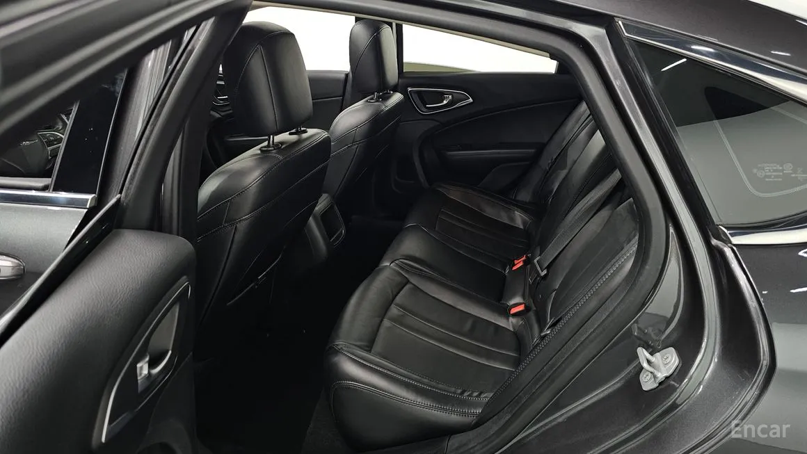 Chrysler 200