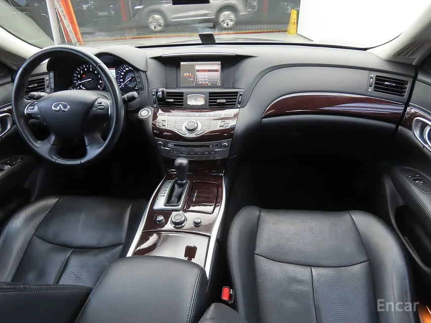 Infiniti M