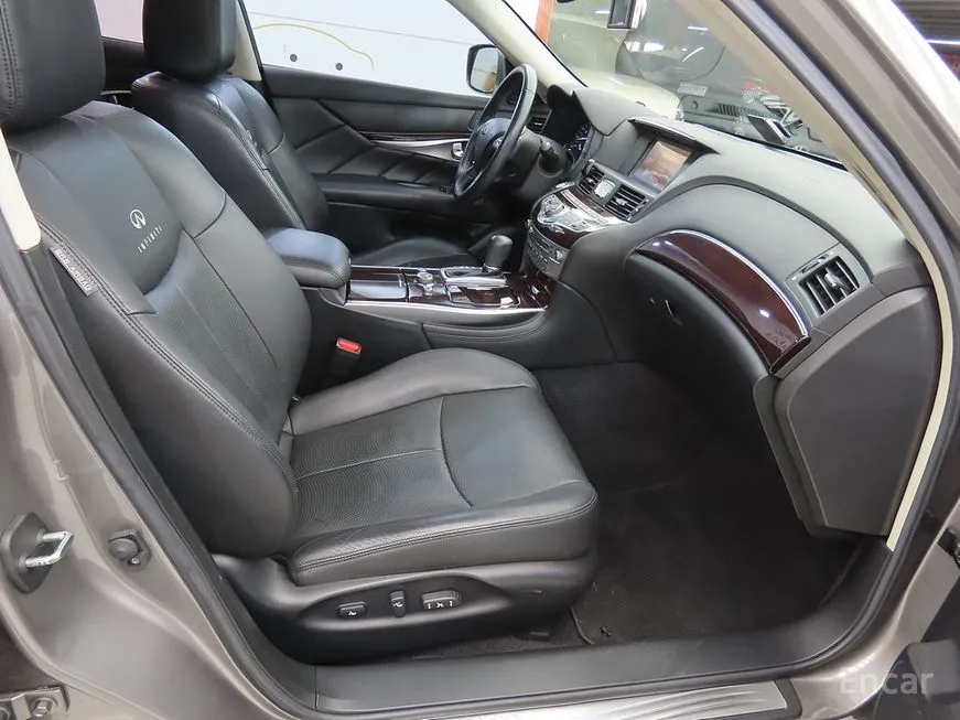 Infiniti M