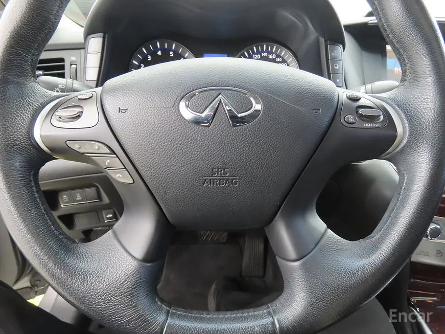 Infiniti M