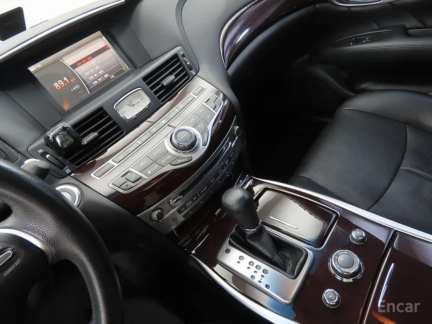 Infiniti M