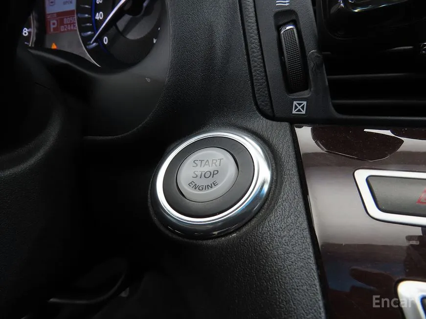 Infiniti M