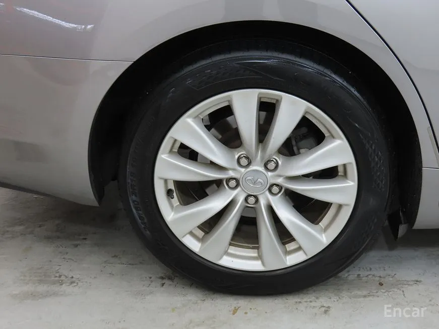 Infiniti M
