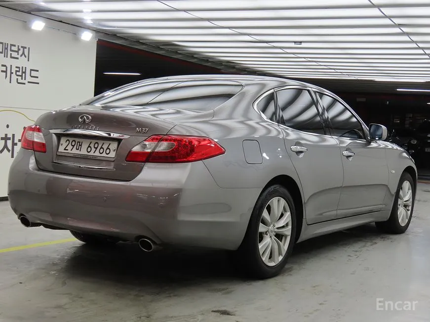 Infiniti M