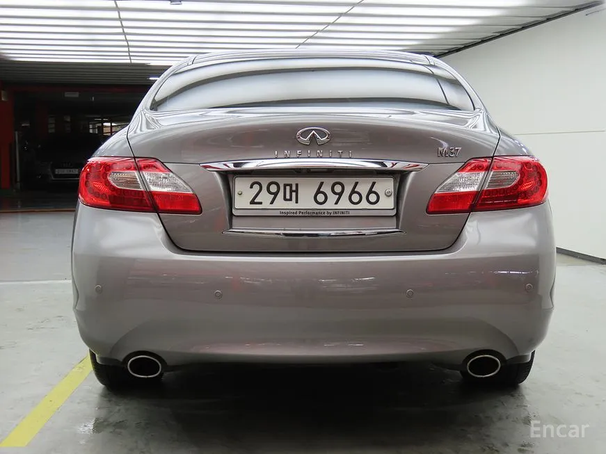 Infiniti M