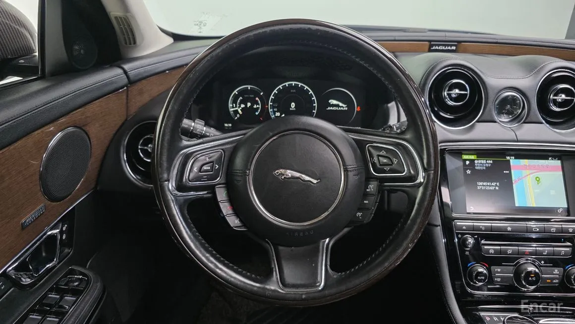 Jaguar XJ
