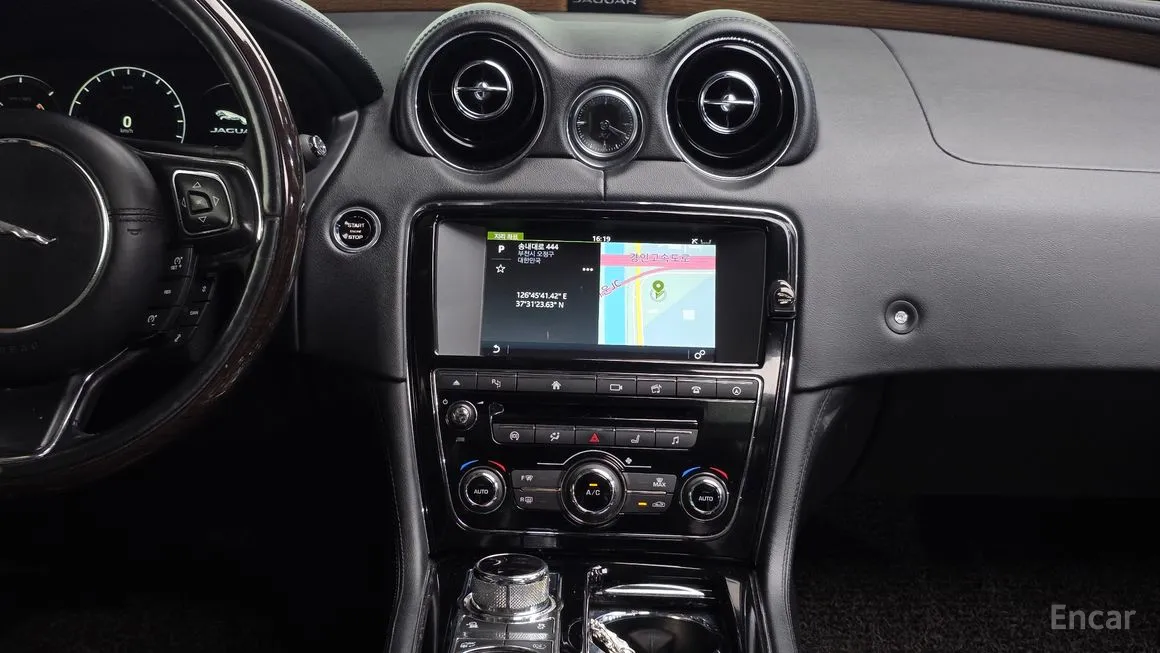 Jaguar XJ