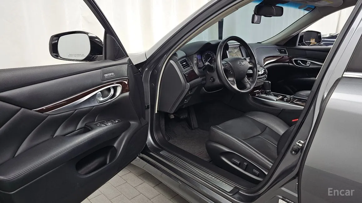 Infiniti Q70