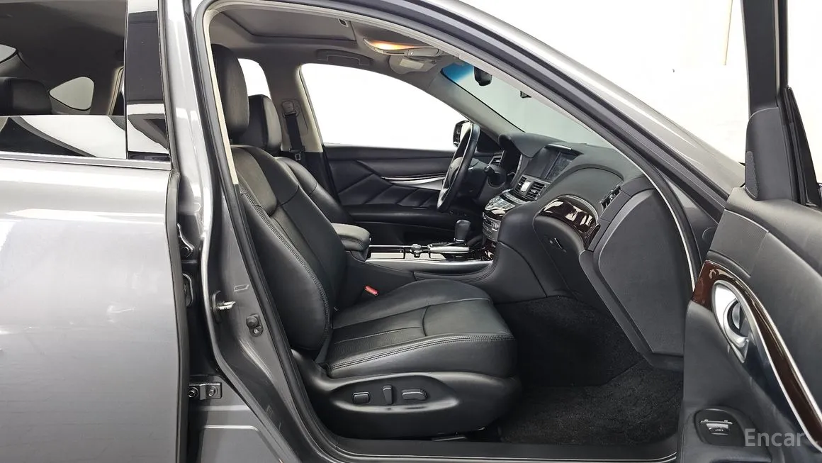 Infiniti Q70