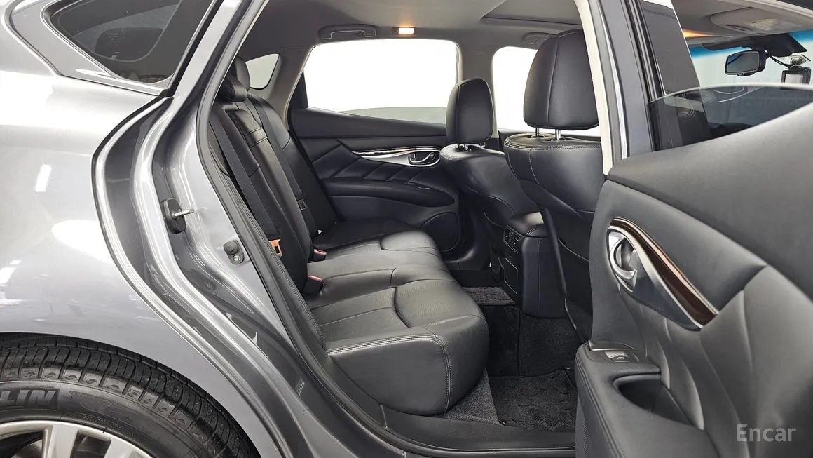 Infiniti Q70