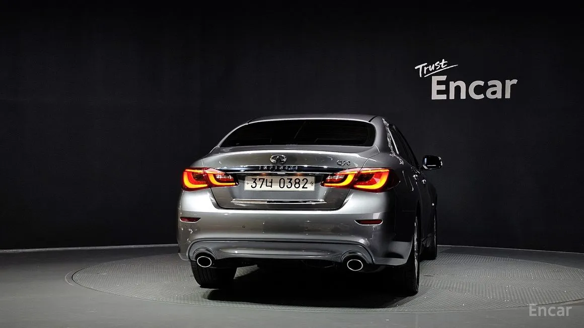 Infiniti Q70
