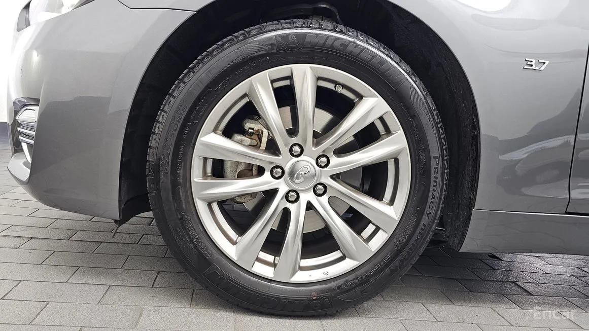 Infiniti Q70