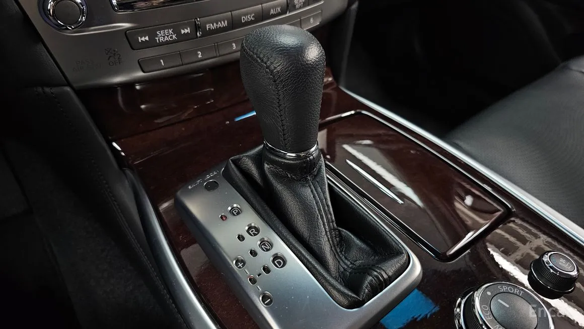 Infiniti Q70