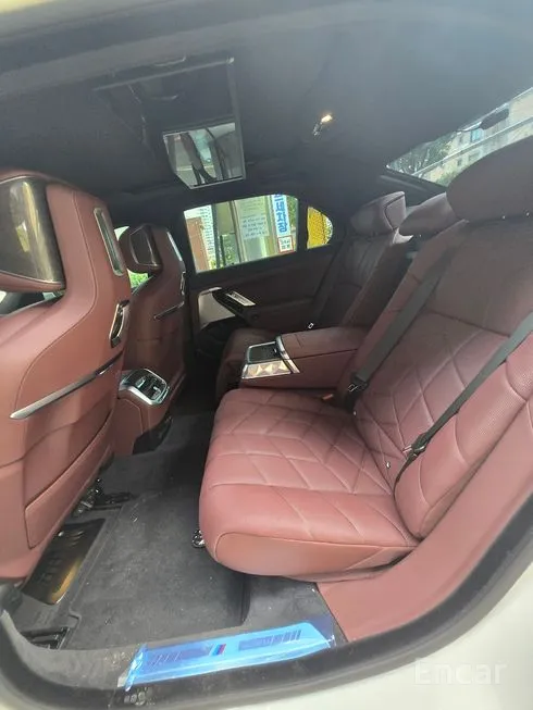 BMW i7